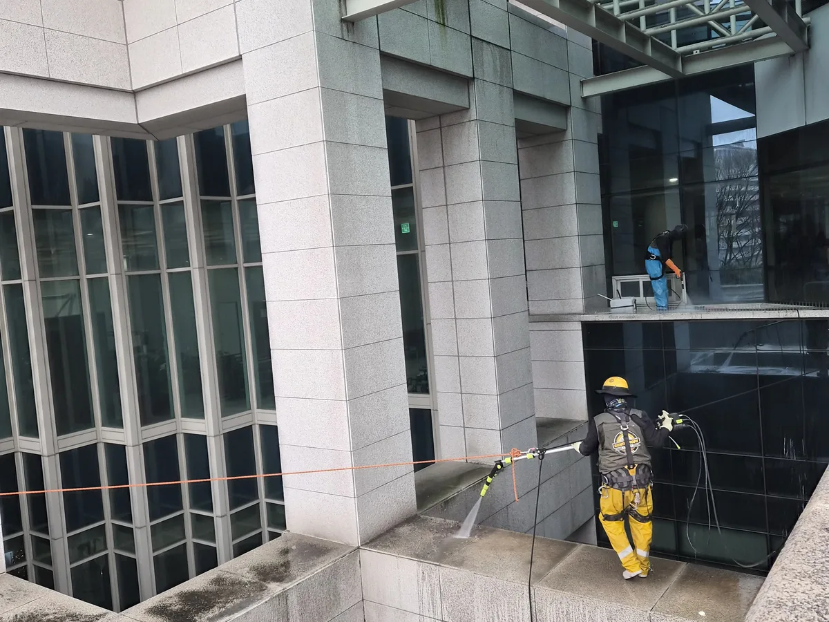 달성군 논공읍 상가건물 옥상 파라펫 장비 주변 정밀 위생청소 사례 - 행진크린