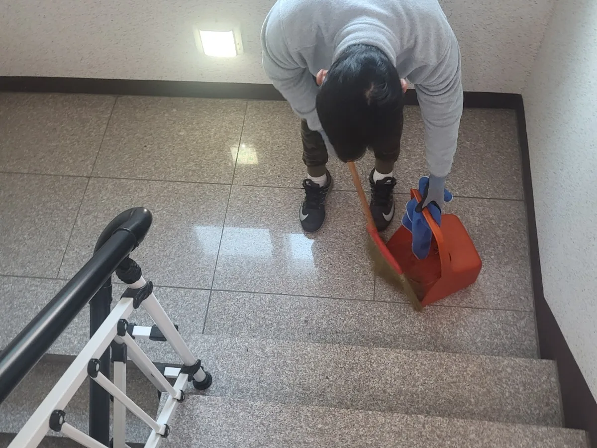 수성구 매호동 빌라 공동현관 장비 주변 정밀 위생청소 사례 - 행진크린