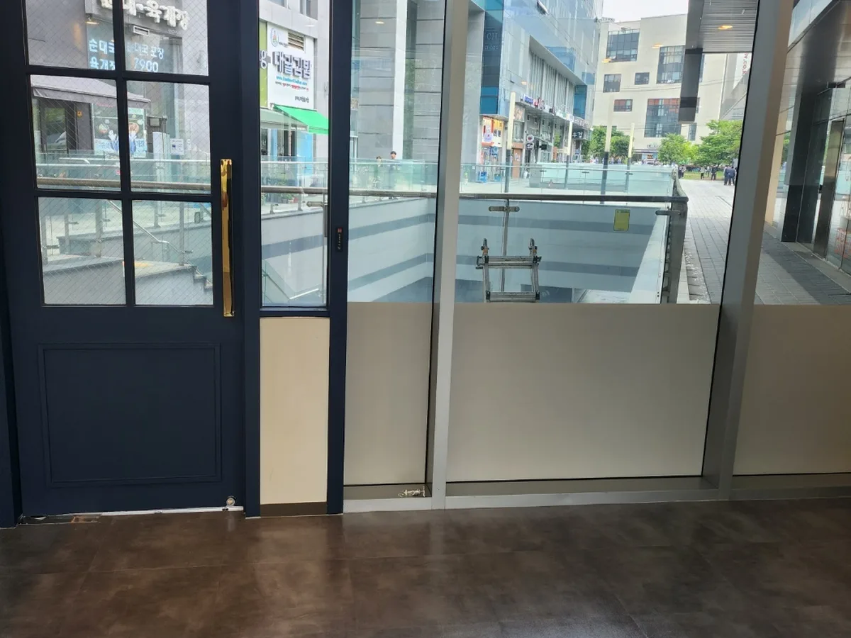 남구 봉덕동 현장 출입문·프레임 바닥 위생청소 사례 - 행진크린